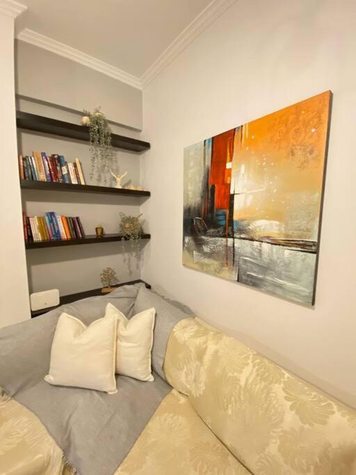 Elias' Family Flat In Plato's Academy Atene